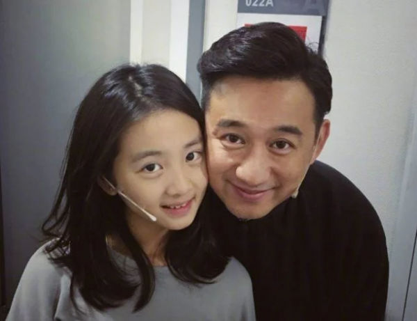 本以為黃磊女兒夠漂亮了,看到徐崢女兒,才知啥叫“美若天仙” 本以為黃磊女兒夠漂亮了,看到徐崢女兒,才知啥叫“美若天仙”