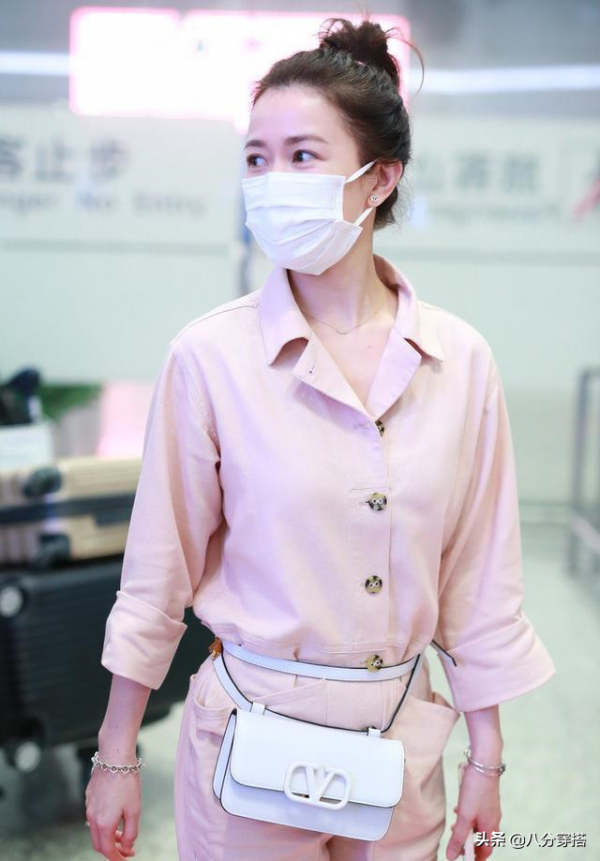 佘詩曼又成功“扮嫩”，穿粉色連體褲甜美減齡，時髦溫柔又可愛