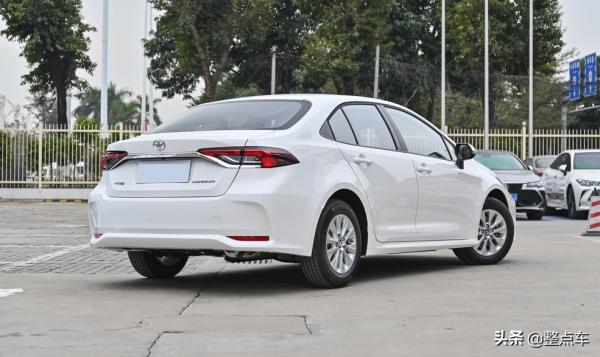 500L車頂行李箱很能裝，頂配10萬多拿下，寶駿Valli和卡羅拉咋選