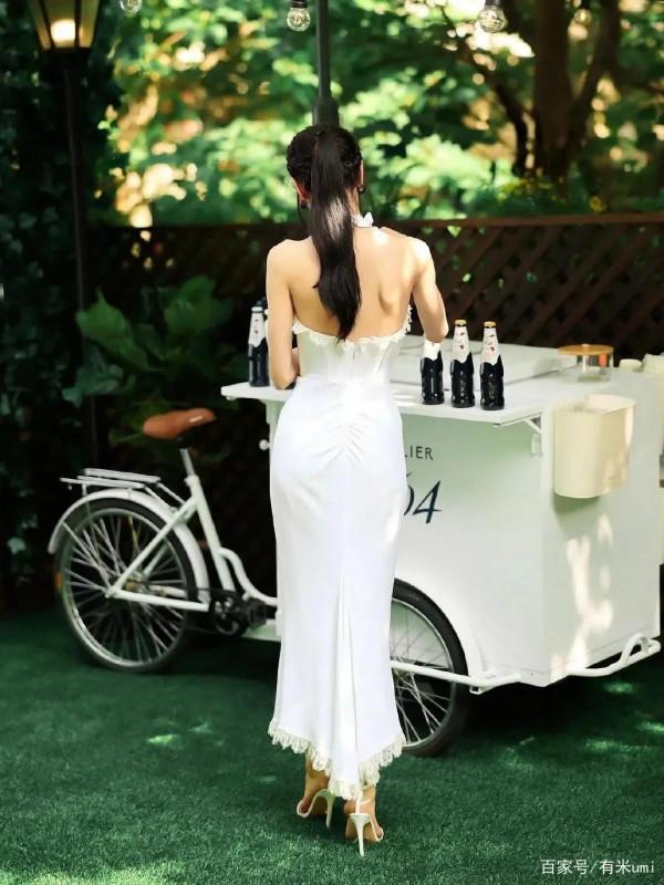 熱巴的“蝴蝶骨”美絕了