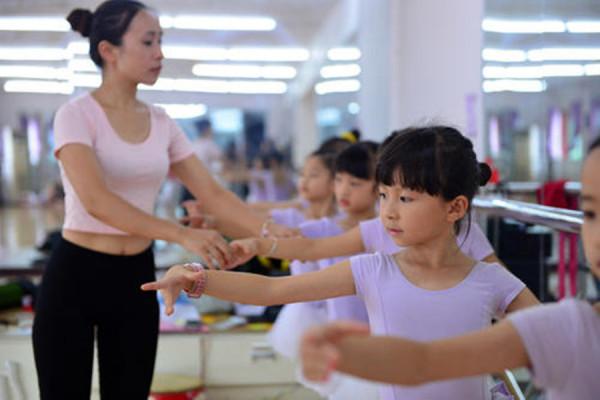 網友曬父母合照,年輕對比20年後,完美詮釋了啥叫“驚豔了時光” 網友曬父母合照,年輕對比20年後,完美詮釋了啥叫“驚豔了時光”