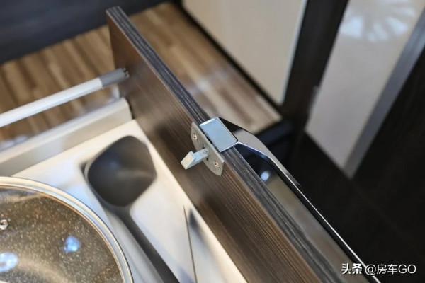 這臺房車有5種充電方式，車內電器語音控制，衛生間也是乾溼分離