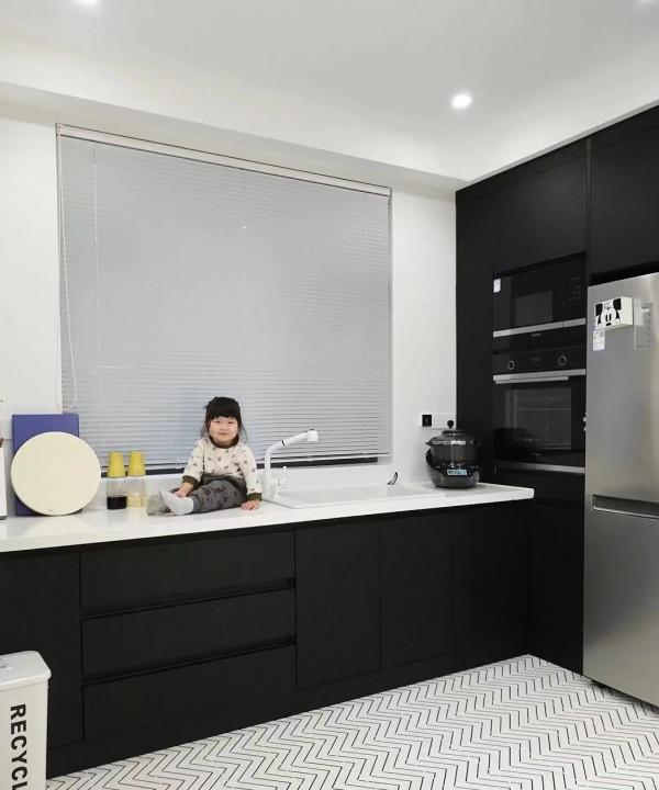 堅持全屋“黑白配”的小夫妻,把家裝修的極簡純粹,裝出大宅範 堅持全屋“黑白配”的小夫妻,把家裝修的極簡純粹,裝出大宅範