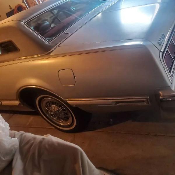 買了新車，不開就是玩！1976 年福特雷鳥僅行駛3&comma;200英里