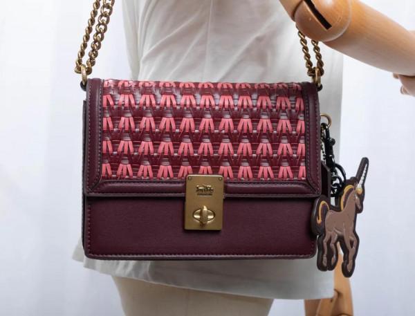 編織HUtton哈頓小方包 超驚豔 採用真皮手工編織 回頭率超高的包包哦 編織HUtton哈頓小方包 超驚豔 採用真皮手工編織 回頭率超高的包包哦