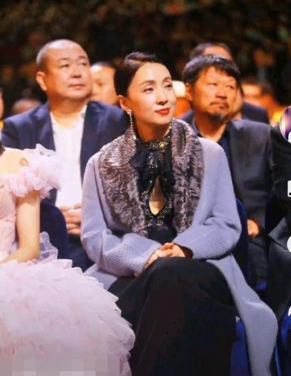 搭配太重要!陶紅一件皮草穿出兩種效果:一次像大媽,一次是貴婦 搭配太重要!陶紅一件皮草穿出兩種效果:一次像大媽,一次是貴婦