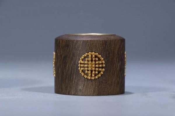 珍藏級：奇楠沉香“乾隆年制款”壽字紋扳指規格：高3寬3.6