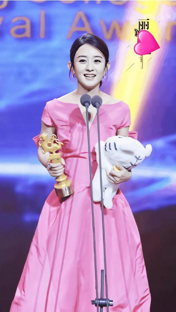 領獎臺上趙麗穎照片