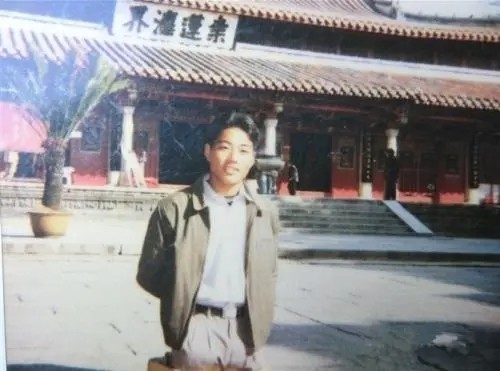 流浪歌手沒雙腿沒文化，卻娶了健康漂亮女孩活成勵志人物，他憑啥