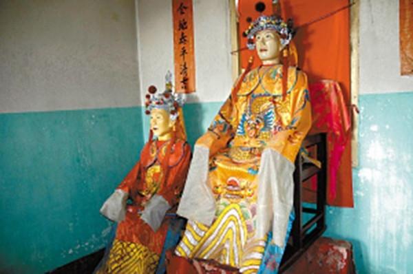 2000年，江西孝子遵遺囑將父做成“木乃伊”，供奉家中無人敢拜訪