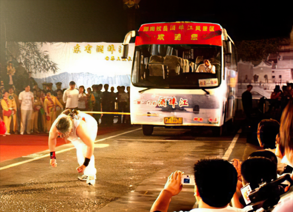 湖南45歲男子習武多年，用頭髮拉動8噸重汽車30米，創下世界紀錄