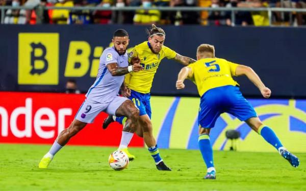 德容染紅,十人巴薩客場戰平加的斯 德容染紅,十人巴薩客場戰平加的斯