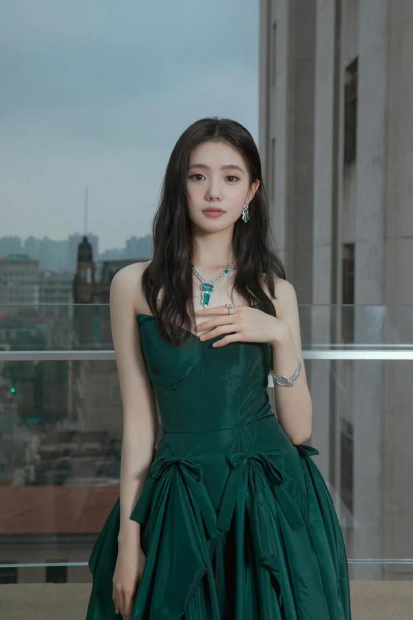 52歲的許晴竟把21歲謀女郎比下去？寶石被戴成風油精，氣質差太多