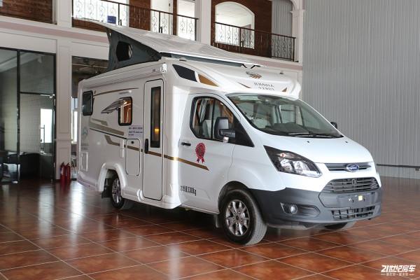 車高不到2.5米還有一個升降床，卓美亞小額頭房車適合一家三口