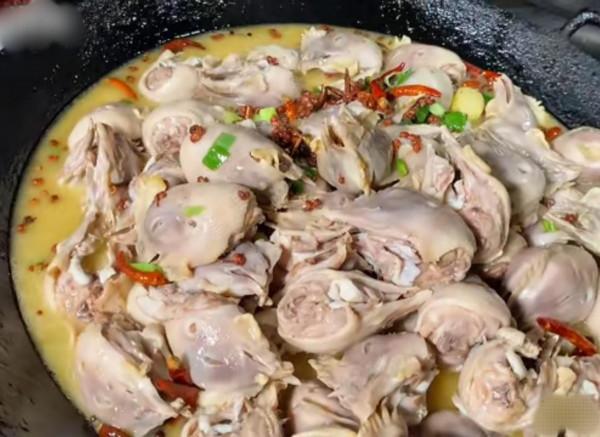 安徽大哥家裡開飯店，主打重口味美食，客人：這到底有沒有毒？