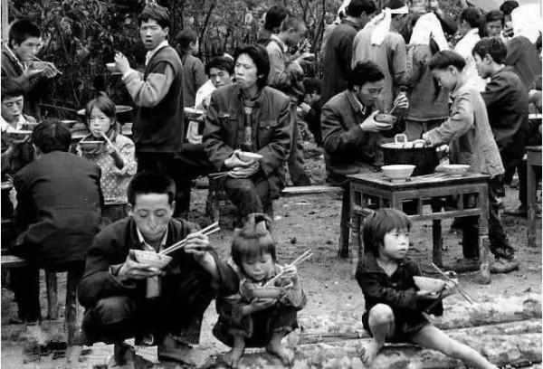 80年代中國人吃飯罕見老照片26張