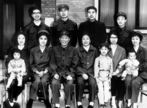 1949年小戰士從報紙上認出父親，連長：你別鬧了！這可是兵團司令