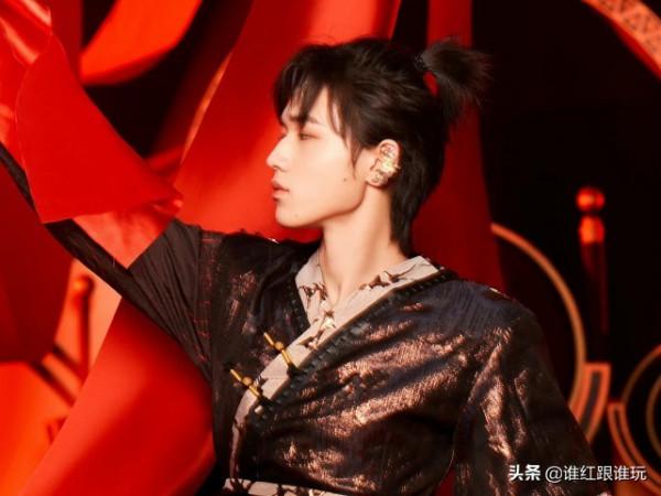 雙11晚會彩排路透:易烊千璽酷帥插兜,時代少年團變順毛乖小孩 雙11晚會彩排路透:易烊千璽酷帥插兜,時代少年團變順毛乖小孩