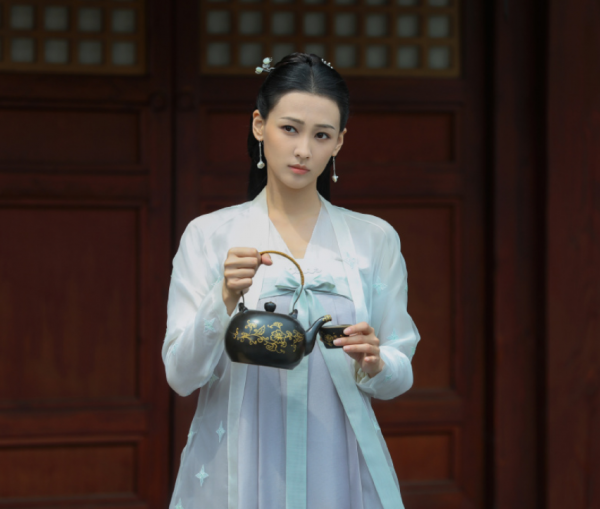 前腳與熱巴搭檔完，後腳又出演張若昀新劇，換造型後愣是沒認出來