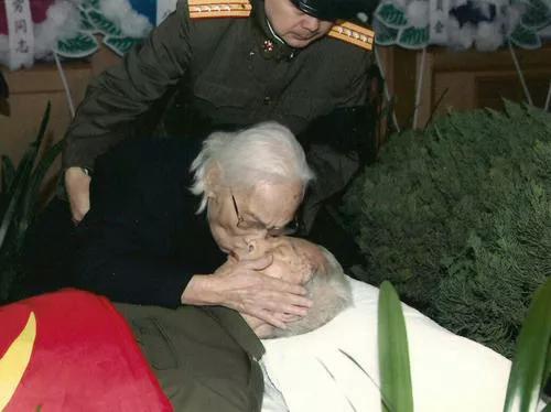 宋任窮上前線半年後,妻子去找毛主席,主席:你是不是怕他變心? 宋任窮上前線半年後,妻子去找毛主席,主席:你是不是怕他變心?