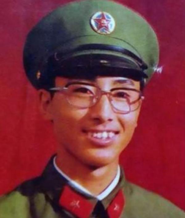 英雄韋昌進:左眼被打出後堅守11小時,對排長喊道:“向我開炮” 英雄韋昌進:左眼被打出後堅守11小時,對排長喊道:“向我開炮”