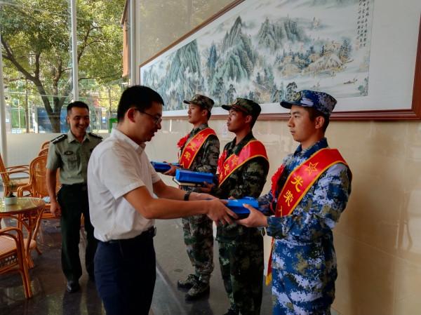 西街街道主要領導看望慰問2021年秋季準新兵