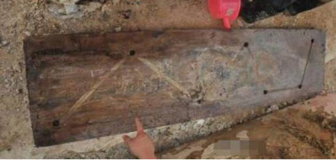 2008年，廣西出土傳說中的七星巨棺，棺內還有&quot;龍鬚&quot;纏繞