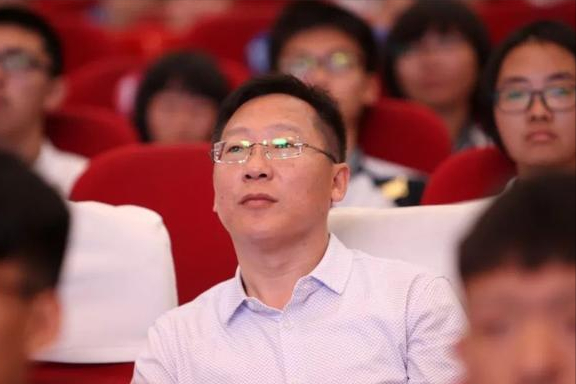 高中校長是不是“領導幹部”？他們和公務員有什麼差距