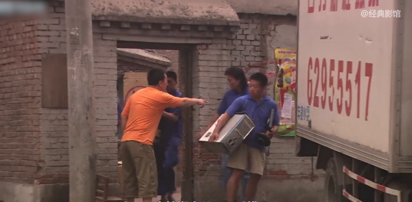 夫妻搬進新小區，被告知不讓養大型犬，藏獒竟咬舌自盡！國產片