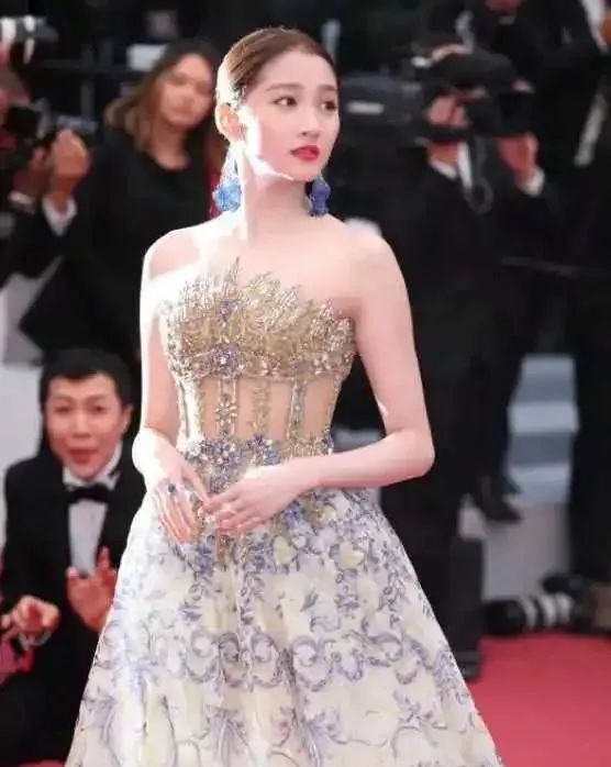 景甜最新生圖粉感重，脖子出現色差，歐陽娜娜還曾自曝全身塗粉