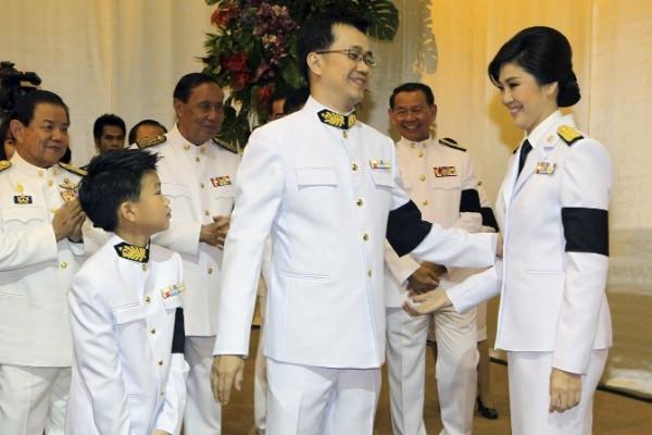 54歲英拉好福氣：相伴25年的男友在家等她，長兄如父護她半生周全