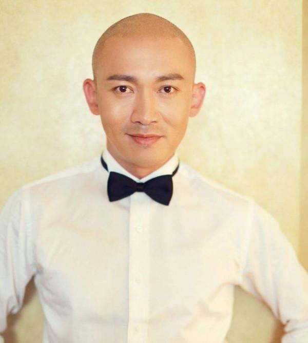 初見發如濃墨，再見禿頭禿腦！這12位男星的頭，讓女人好心碎