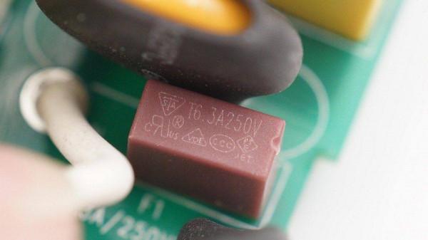 用料豪華，有錢果真可以為所欲為，微軟Xbox Series X主機電源拆解