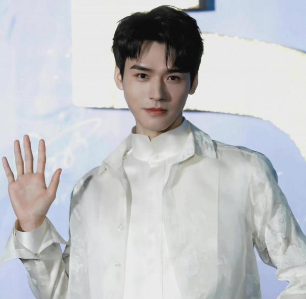 龔俊絲綢之路閉幕紅毯，白絲綢外套或黑西裝金絲眼鏡，你喜歡哪個