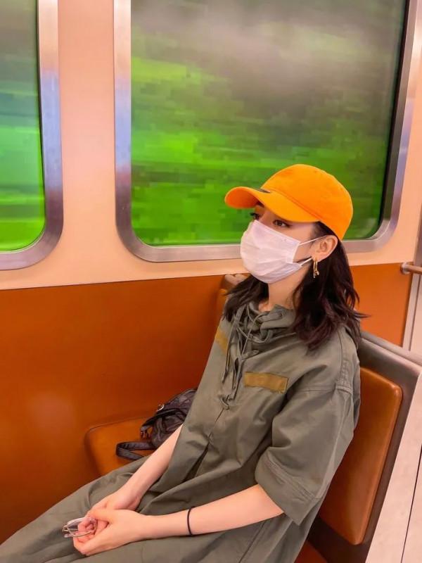 朱珠曬全家福,她的金耳環好搶鏡 朱珠曬全家福,她的金耳環好搶鏡