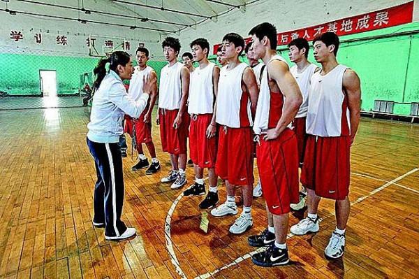 中國籃球金童玉女鞏曉彬李昕，9年前戀愛無結果，最後各自嫁娶