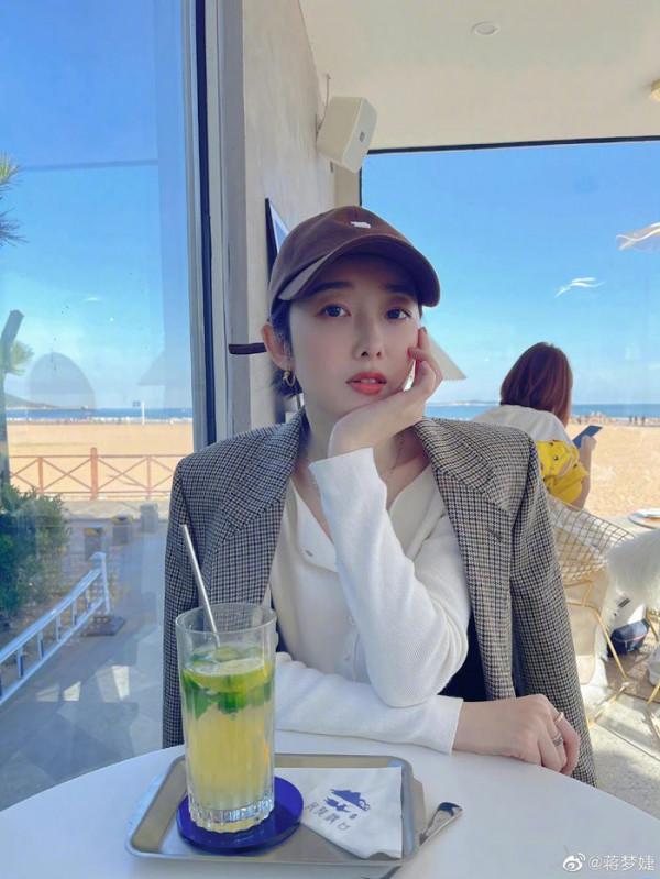 林妹妹蔣夢婕格子西裝搭配白色上衣，臉有嬰兒肥但是人超級瘦