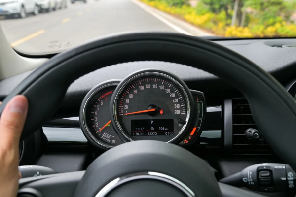 1.2萬公里準新MINI COOPER，顏值爆表，勁省6萬