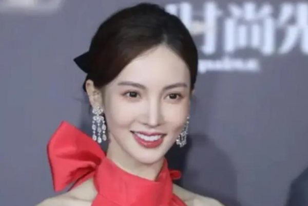 娛樂圈中神奇的女明星，長相很美豔嘴巴卻是歪的，景甜金晨最明顯