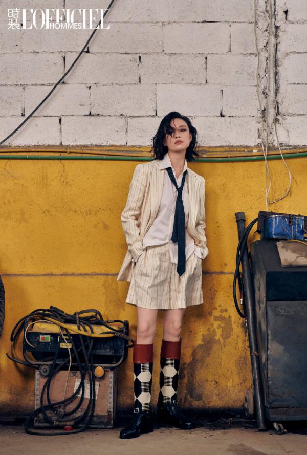 倪妮煙著白色西裝秀長腿 煙燻妝凌厲冷酷氣場強大