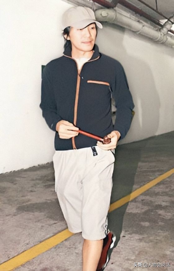 58歲周星馳滿頭白髮落淚：被誤解30年，卻無人懂我的心酸