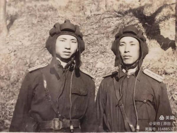 「抗美援朝」父親在坑道口與志願軍戰友們拍的合影