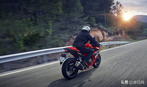 本田釋出2022款運動街跑CBR400R