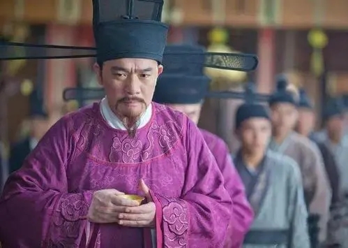 皇上暗中將宰相衣服燒個洞,一年後發現洞還在,下命令:開啟國庫 皇上暗中將宰相衣服燒個洞,一年後發現洞還在,下命令:開啟國庫