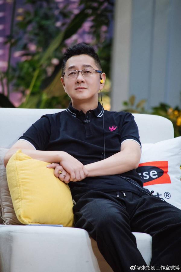 50歲張紹剛轉型拍戲,中場休息被3位助理服侍,與曾黎搭檔引期待 50歲張紹剛轉型拍戲,中場休息被3位助理服侍,與曾黎搭檔引期待