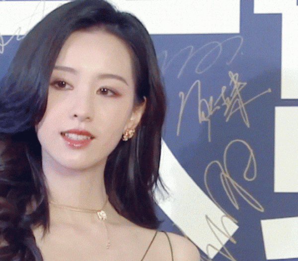 最新女星紅毯！蔣勤勤扮嫩、郭采潔翻車，楊冪用場外生圖美貌秒殺