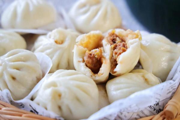 一口氣可以吃3個的小包子，又白又胖餡料足，自己在家做的才叫香