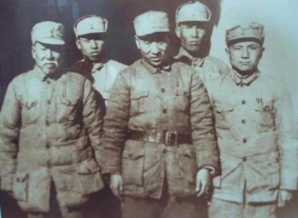 宋時輪：酒量如何 李逸民：一般。 然後吞豬油喝倒蔣美代表扳回決定