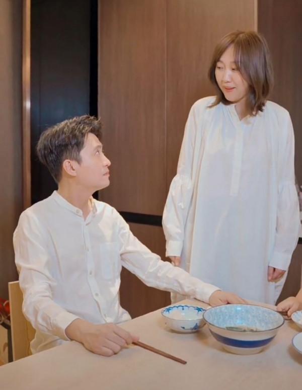 央視主持人楊帆化身老婆奴，妻子穿著寬鬆顯孕味，被疑懷上二胎？