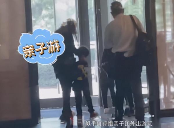 偶遇baby帶兒子過萬聖節,小海綿長相清秀,越來越像黃曉明 偶遇baby帶兒子過萬聖節,小海綿長相清秀,越來越像黃曉明